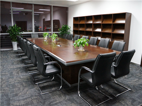 辦公室家具會議桌的材料用實木、鋼制還是亞尅力？
